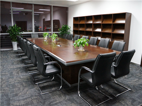 辦公室家具會議桌的材料用實木、鋼制還是亞尅力？
